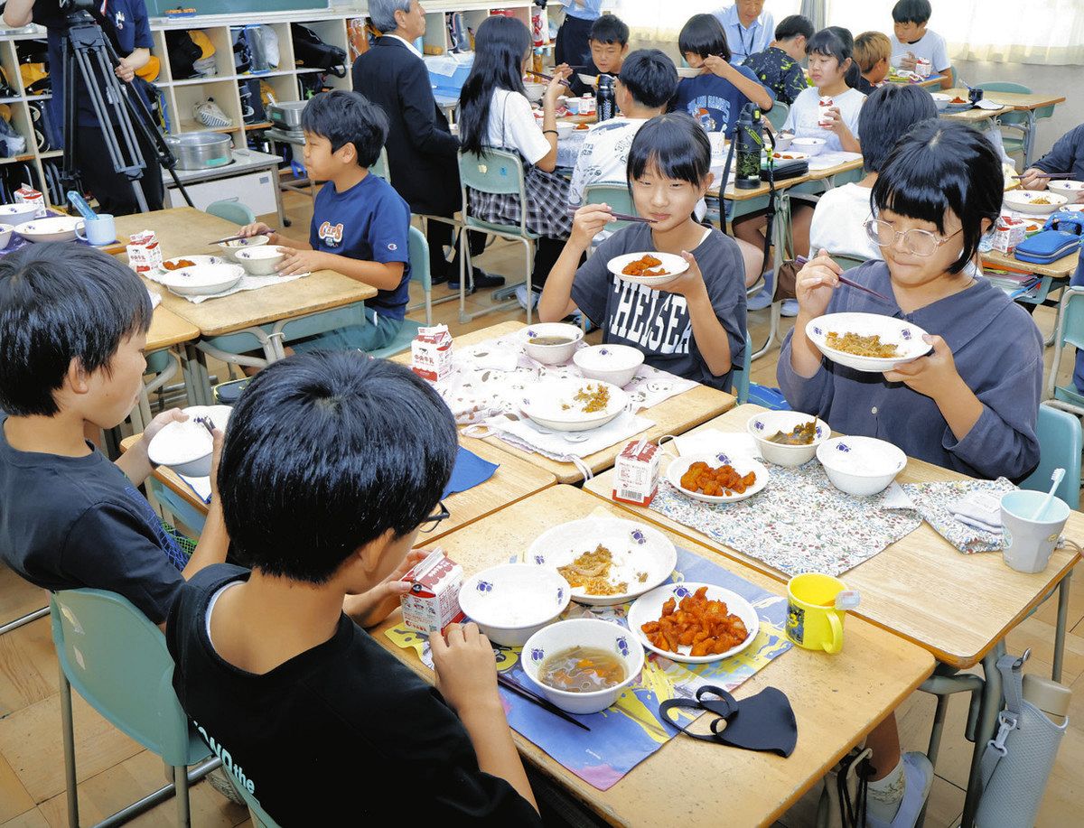 ヤンニョムチキンやチャプチェなどを味わう児童たち＝東郷町東郷小で