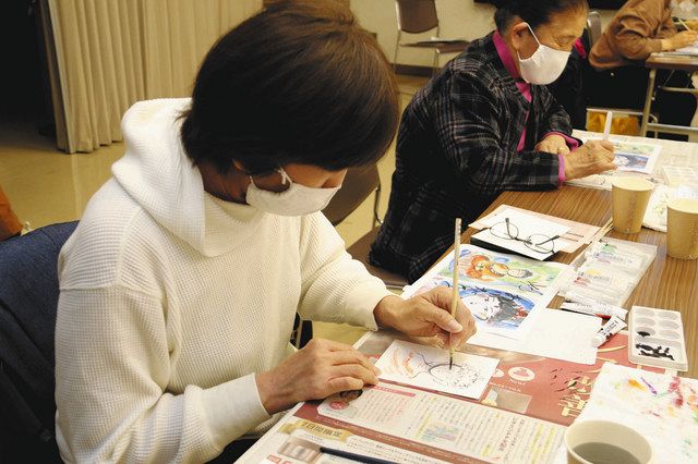 思い思いの仏画を描き上げる参加者＝浜松市美術館で
