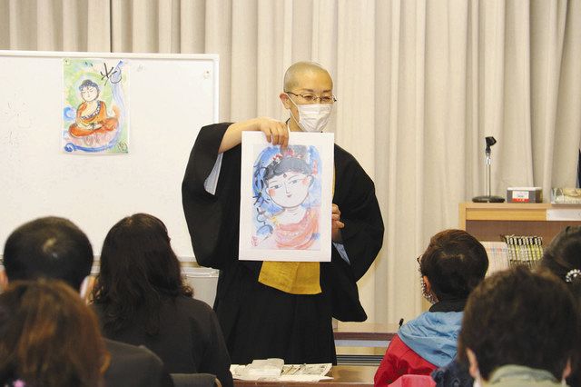 仏の特徴を説明する吉田真譽庵主＝浜松市美術館で