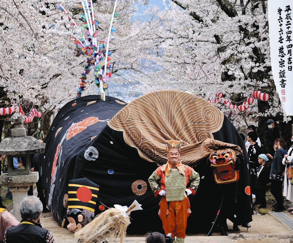 満開の桜と獅子舞が共演 高森・瑠璃寺で春の例祭：中日新聞Web