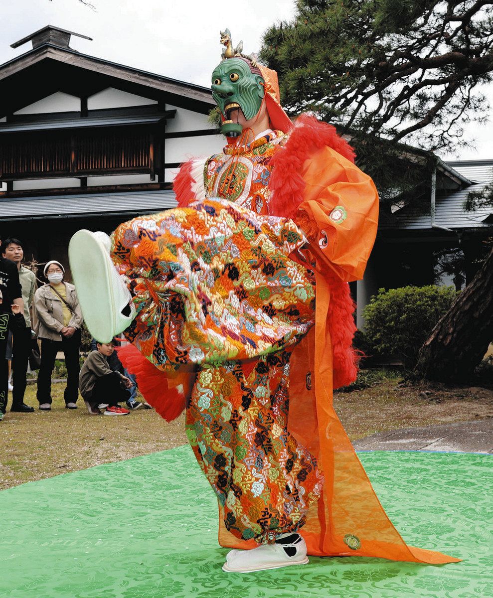満開の桜と獅子舞が共演 高森・瑠璃寺で春の例祭：中日新聞Web