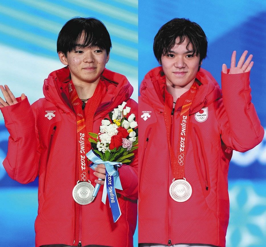 フィギュアスケート男子のメダル授与式で、銀メダルを胸に笑顔の鍵山優真（左）と宇野昌磨