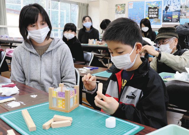 和紙を木枠に張り ミニあんどん作る 米原で親子ら体験 中日新聞web 和紙を木枠に張り ミニあんどん作る 米原で親子ら体験 中日新聞web