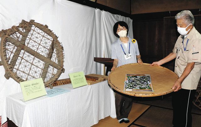 養蚕に使った道具を紹介する酒井さん（左）と長谷川さん＝扶桑町南山名で