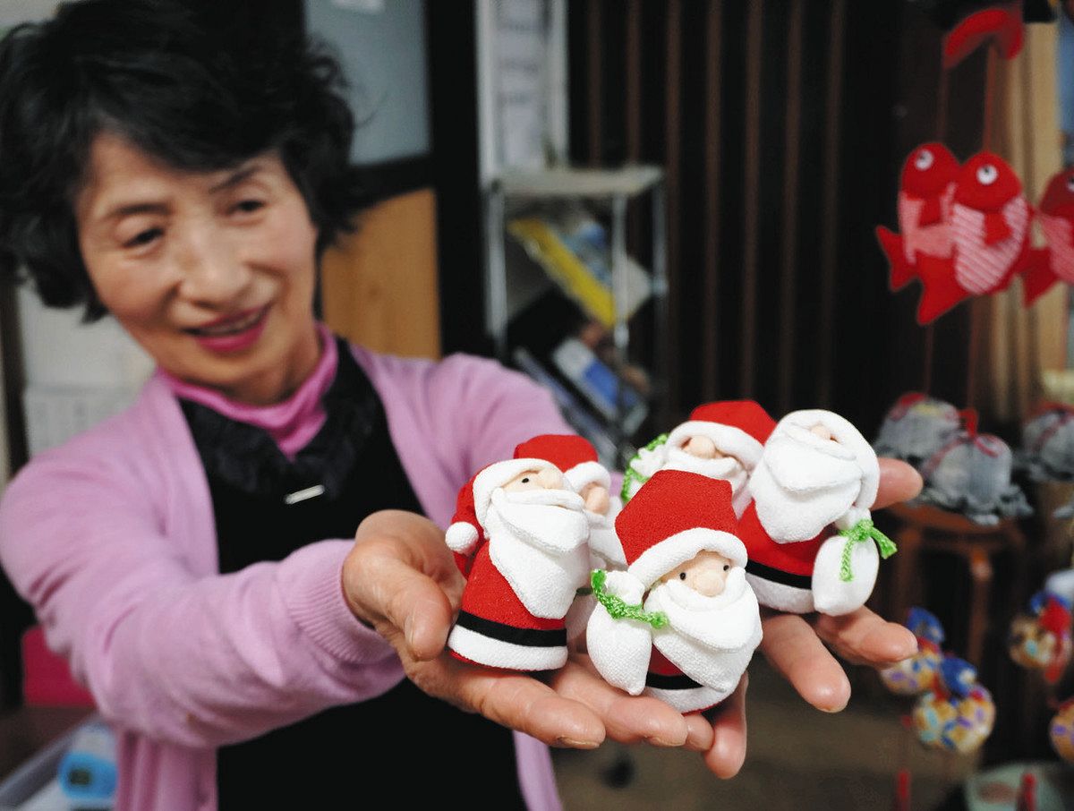 サンタにさるぼぼ、いろんなキャラ 12日、長浜で「つるしびな」展示