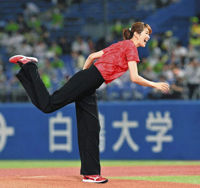 木村沙織さんが始球式「初めての経験」笑顔 バレーボールW杯へ赤い