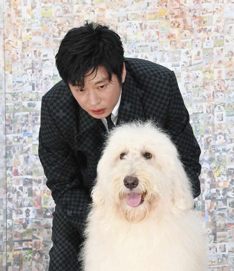 田中圭 天才俳優犬 を連れて登場 気を抜くとマックススピードで事故に 保護犬との絆描く映画 ハウ 中日スポーツ 東京中日スポーツ