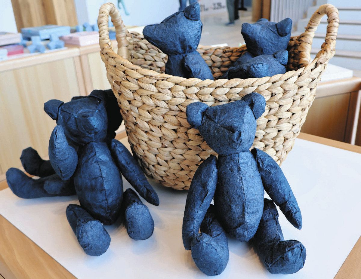 ごみから和紙へ、広がる可能性 県芸大生、豊田でドレスなど200点展示