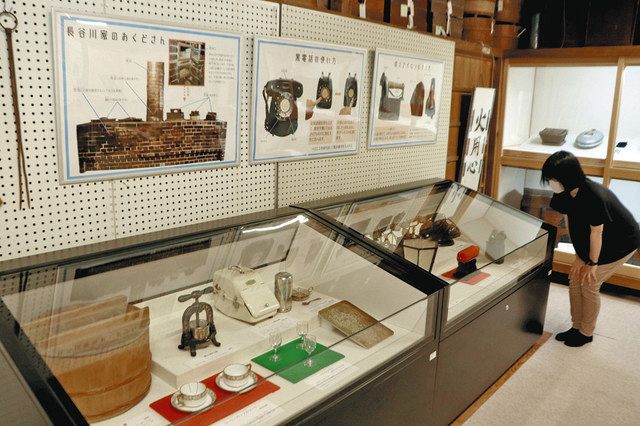 旧長谷川家の蔵に残された生活道具が並ぶ会場＝松阪市魚町の旧長谷川治郎兵衛家で