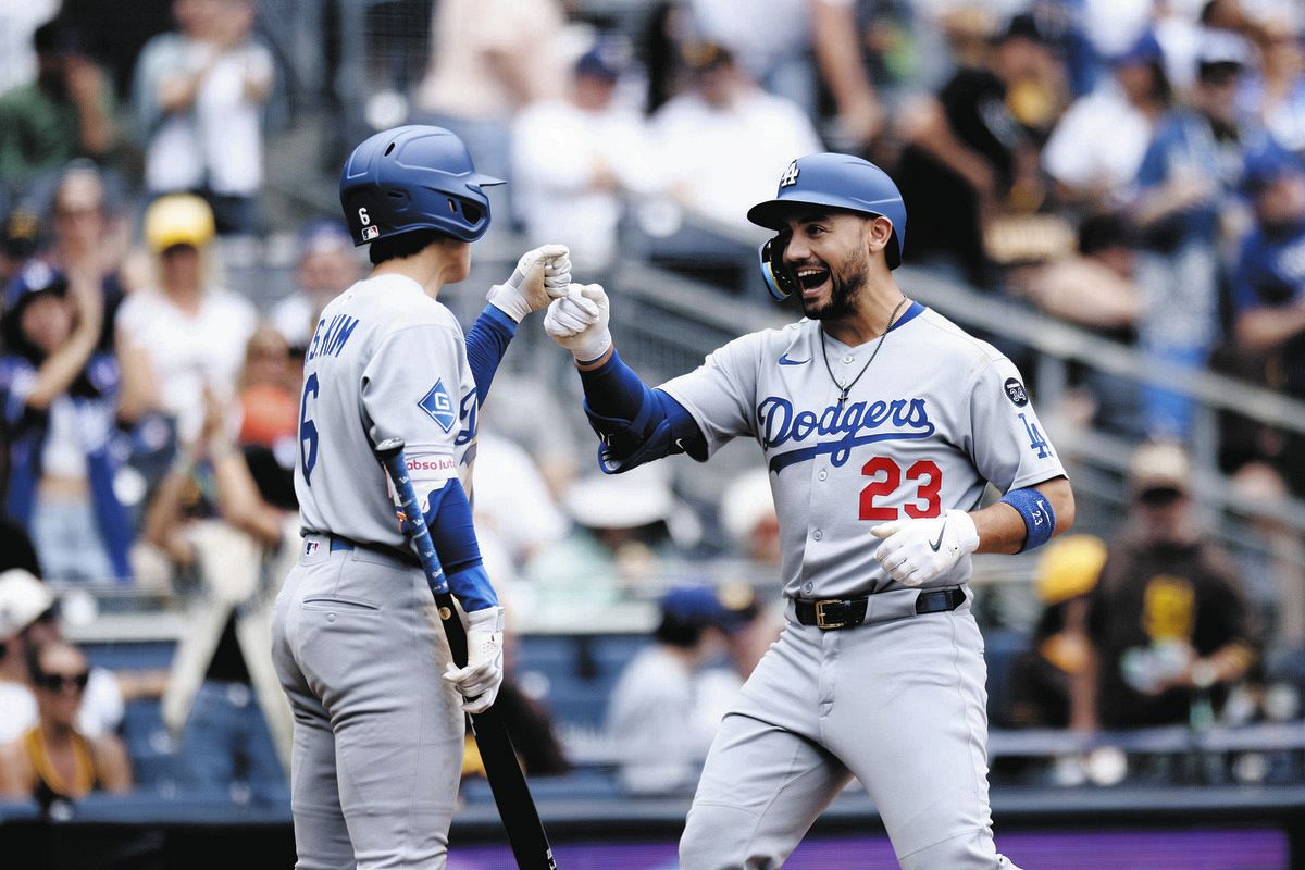 5回に同点ソロを放ちキム・ヘソン（左）とグータッチするコンフォート（AP）