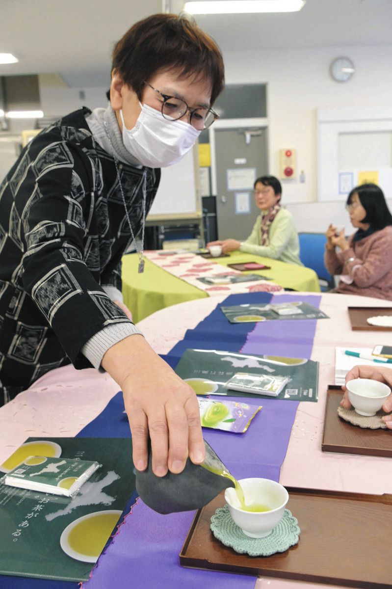 お茶のおいしい飲み方を伝える講師の駒田さん＝亀山市東町のみらいで