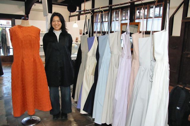 エプロンドレス見に来て」 東近江で彦根のデザイナー・三浦さん個展