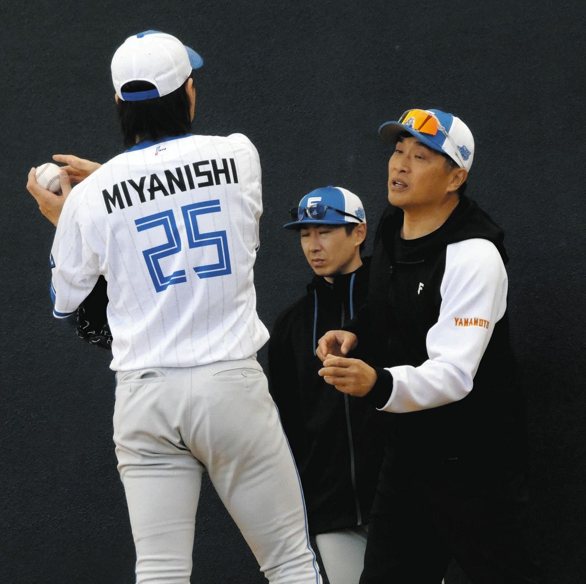 日本ハム、ブルペン投球は『左腕祭り』！ 臨時コーチ・山本昌さんの