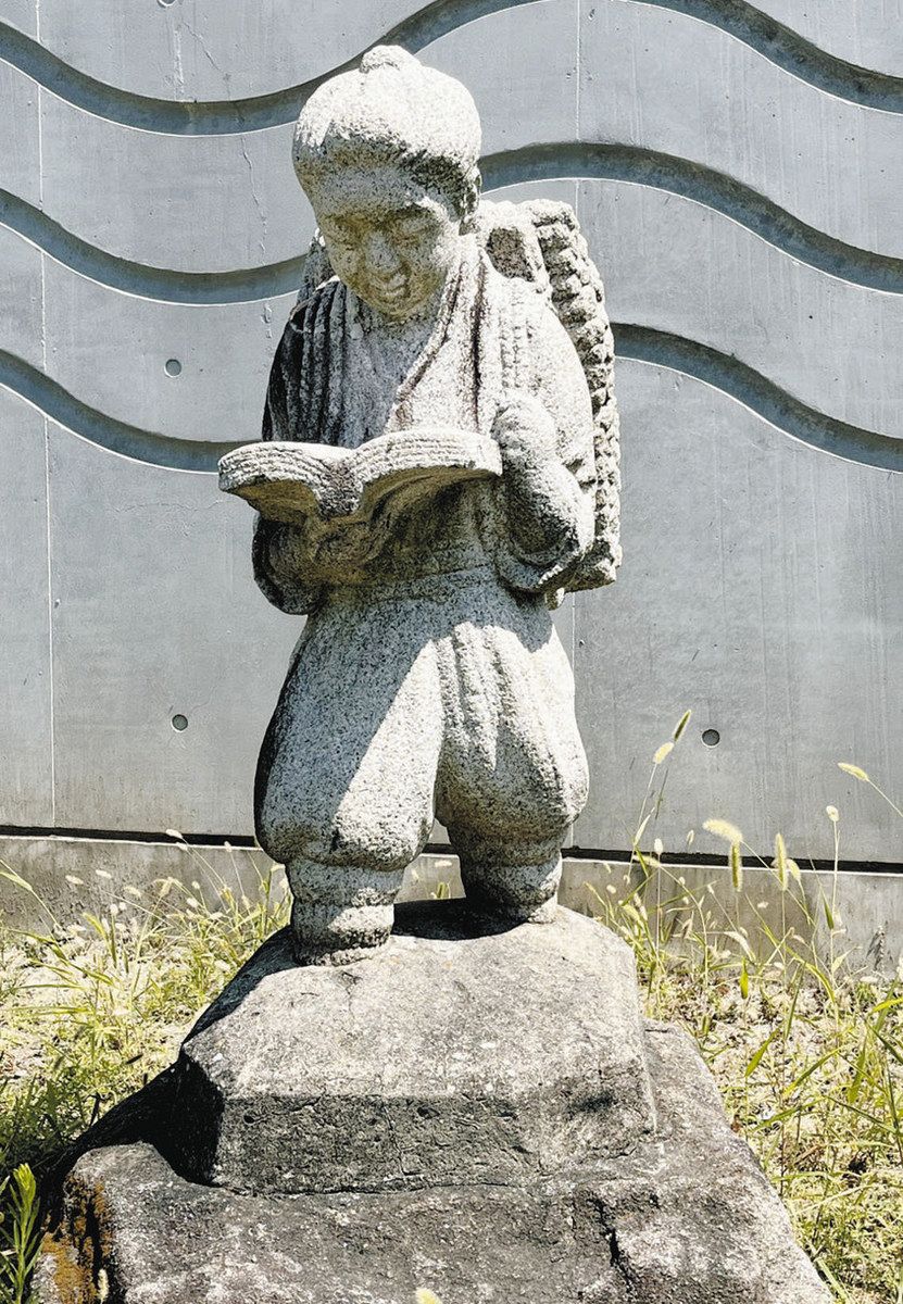 旧高砂小から金次郎像を移設し2体に 30日、双葉小で除幕式：中日新聞