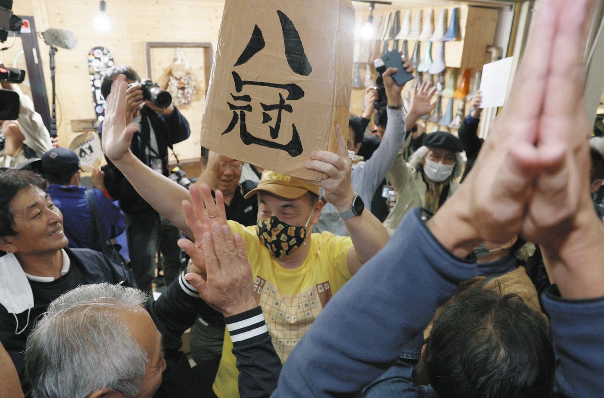赤字覚悟」の卵8円、飛騨牛は8割引き 藤井八冠、瀬戸でお祝いムード