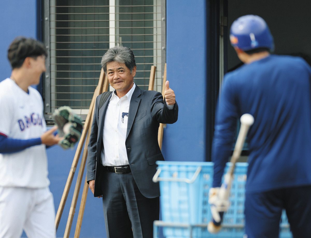 打撃練習する岡林（右）に声をかける工藤新監督