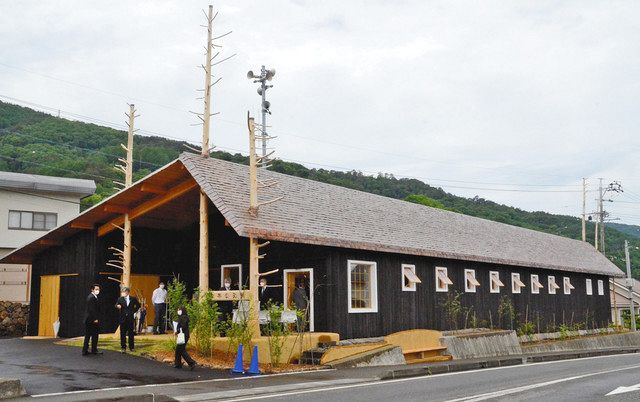 ヒノキが屋根を貫く公民館 茅野出身の藤森さん設計 完成 中日新聞web ヒノキが屋根を貫く公民館 茅野出身の藤森さん設計 完成 中日新聞web