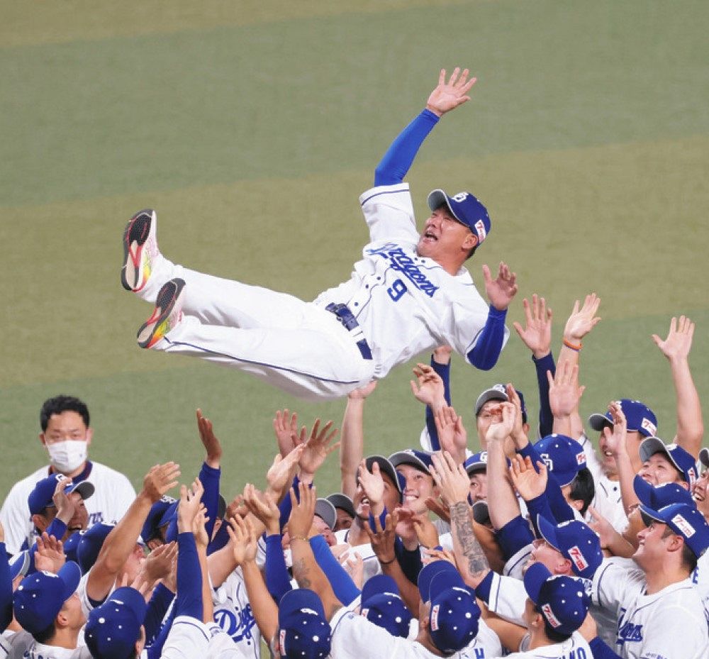 9度宙を舞った福留孝介「僕は幸せ者です」”コースケ劇場”に幕