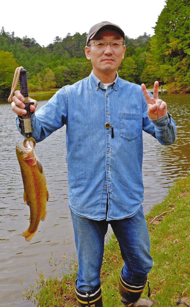 40～50センチニジマスがジャンプ 愛知県設楽町「段戸湖」：中日