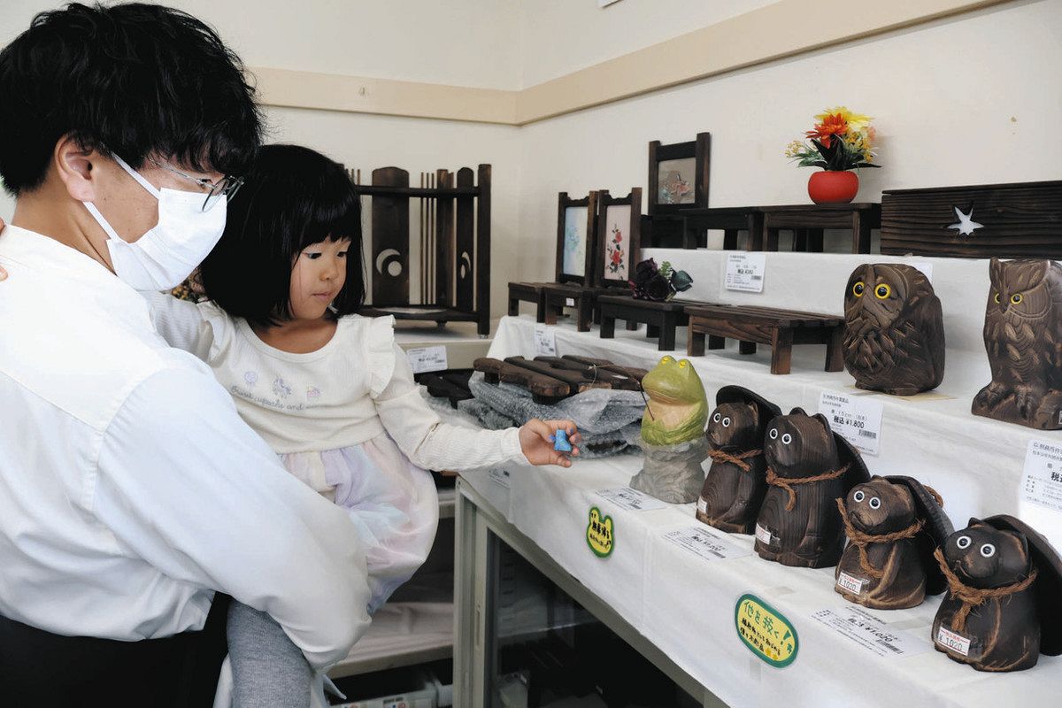 松本少年刑務所で矯正展 全国の受刑者製作の509品目を展示即売：中日