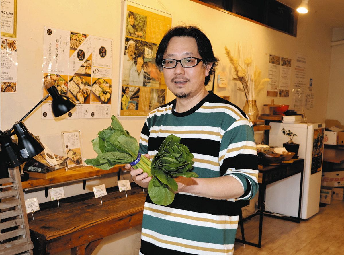 食材の仕入れにこだわる店主の加藤さん＝津市岩田で

