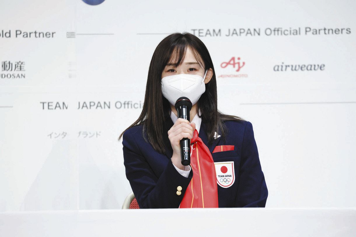 旗手を務める郷亜里砂 笑顔でしっかり歩いていきたい 一人で団旗受け取る 日本選手団結団式 中日スポーツ 東京中日スポーツ