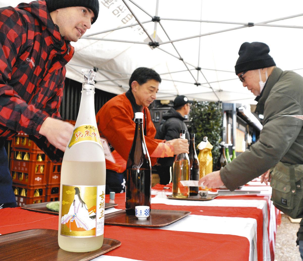 出来たての日本酒を楽しむ来場者たち＝恵那市岩村町で
