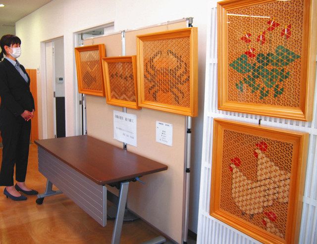 鯨波さんが初めて色付けし動植物を表現した組子細工の作品＝七尾市・和倉温泉の北国銀行和倉支店で 