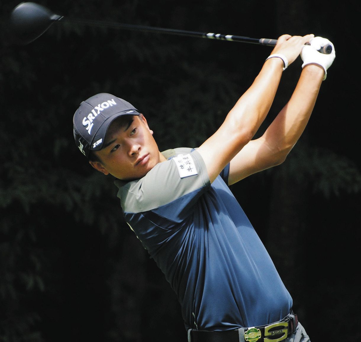 岡田晃平、通算8アンダーで首位 11、12番のボギーの「いらいら」を