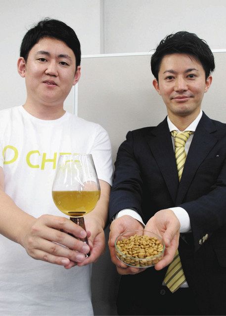 コーヒー飲料「ＤＡＲＫ　Ｏ　ＣＨＥＲ」と原材料の豆を手にする石井さん（左）と加藤さん＝県庁で 