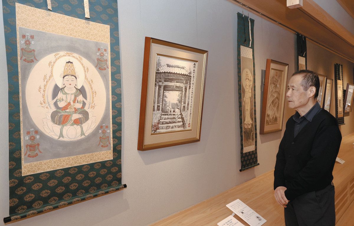 四国遍路の旅を水墨画で表現 伊賀・青山讃頌舎、故穐月さんの作品並ぶ
