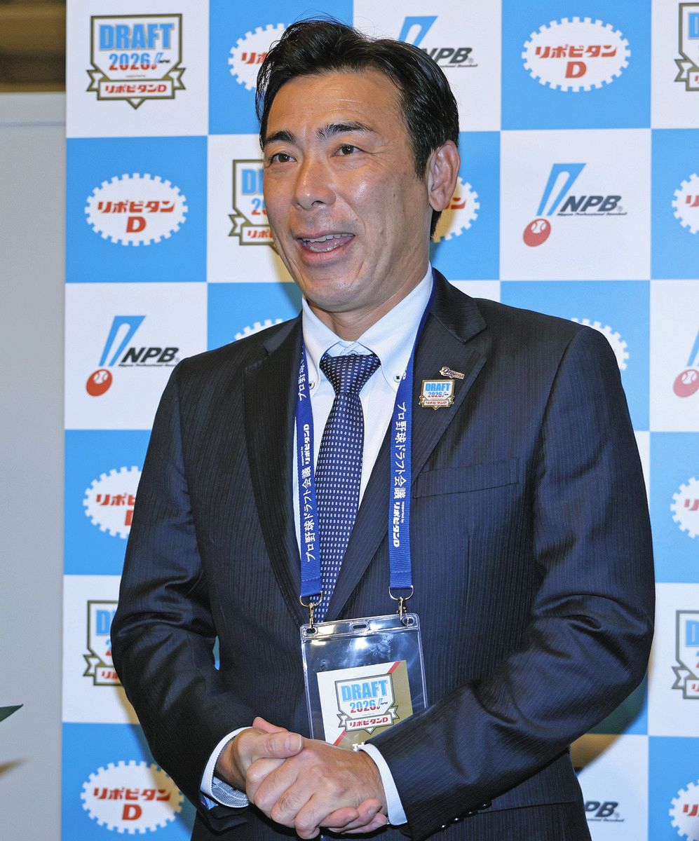 １位指名を終え、報道陣の質問に答える荒木球団本部長補佐