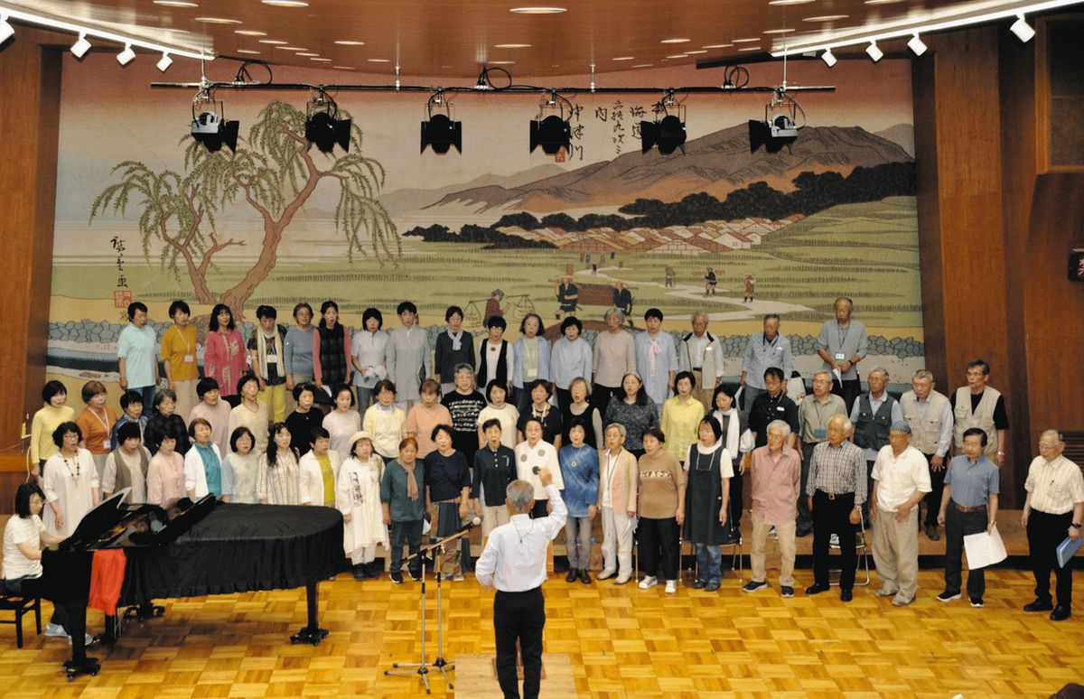 記念演奏会に向けて練習に励む団員たち＝中津川市で