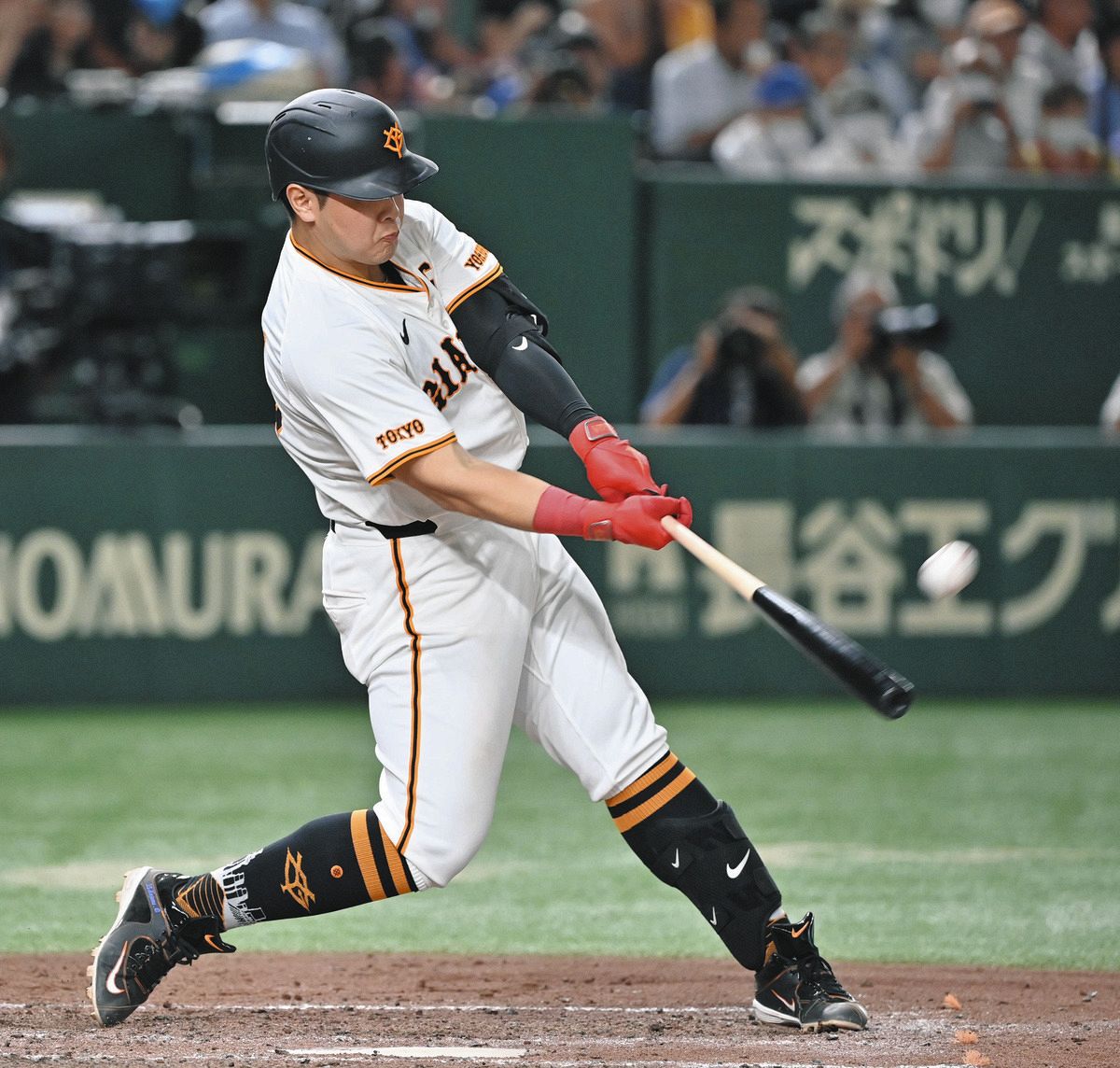 巨人・岡本和真、リード広げる特大25号2ラン 本塁打タイトル、トップの