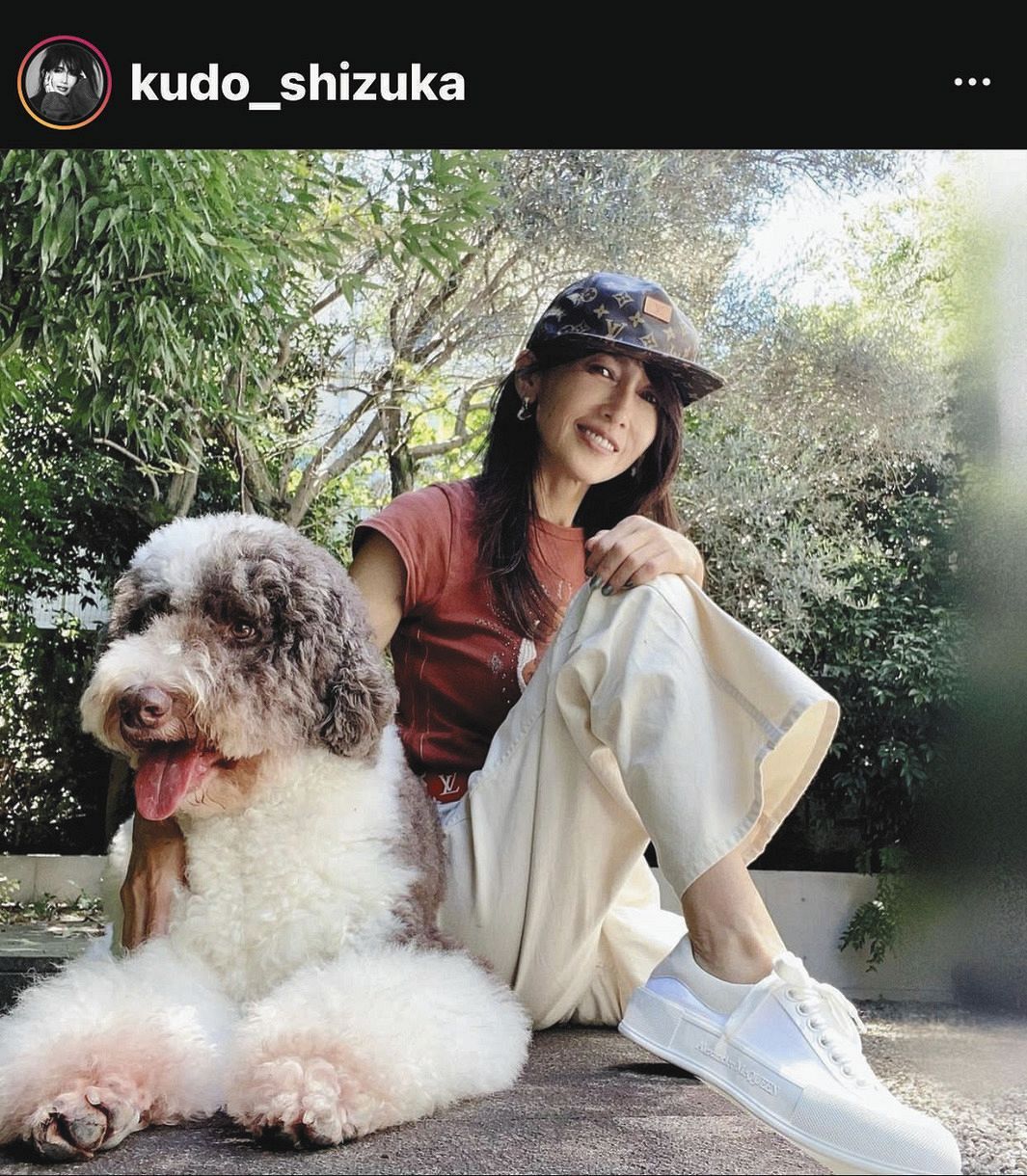 写真】工藤静香、ホワイトコーデで愛犬とのツーショット：中日スポーツ