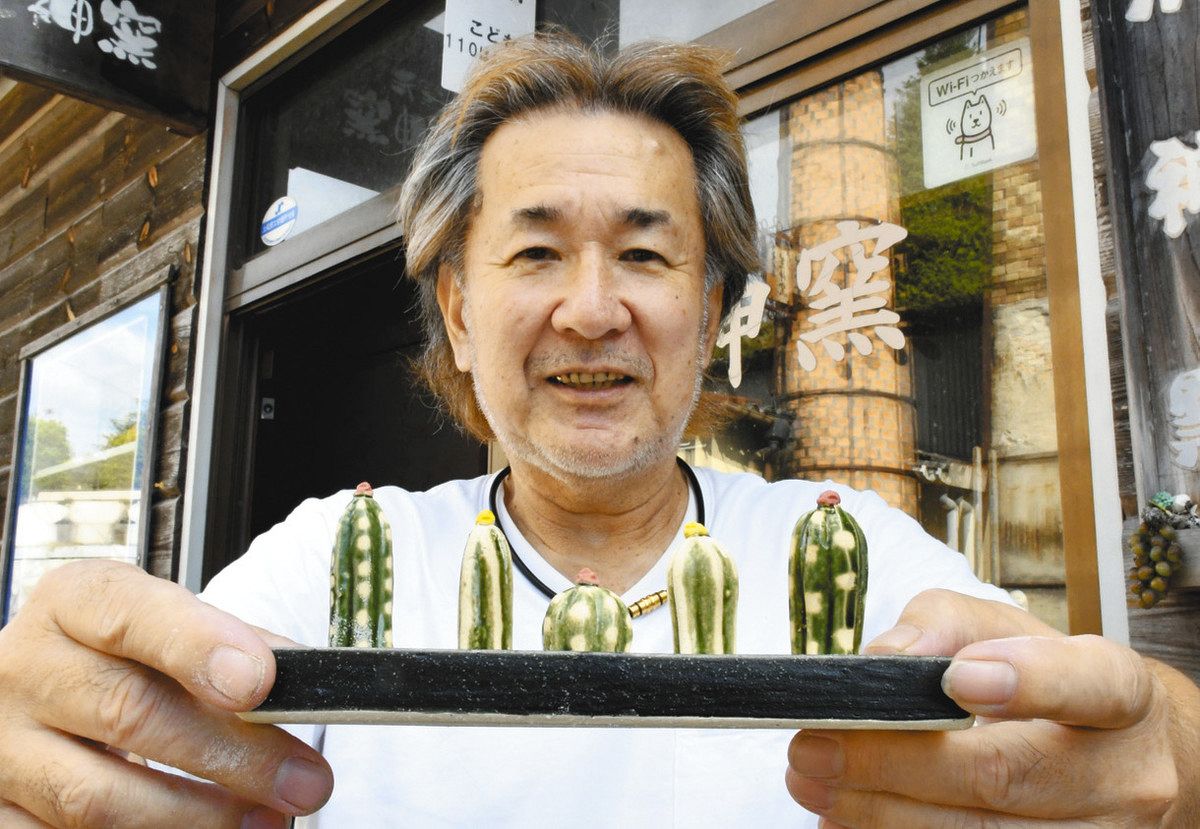 セラサボを手に笑顔を見せる加藤さん＝土岐市下石町の荒神窯で
