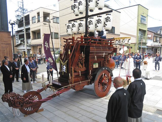 桑名石取祭の祭車、大修理後の祝曳き 片町自治会：中日新聞Web