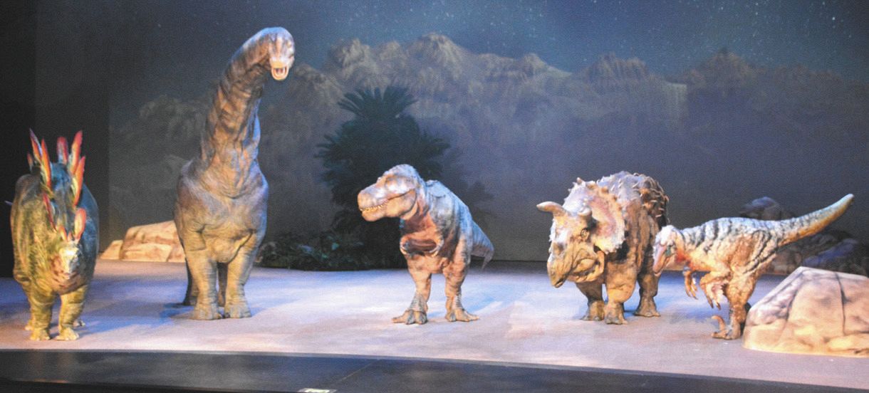 舞台に登場したリアルに再現された恐竜