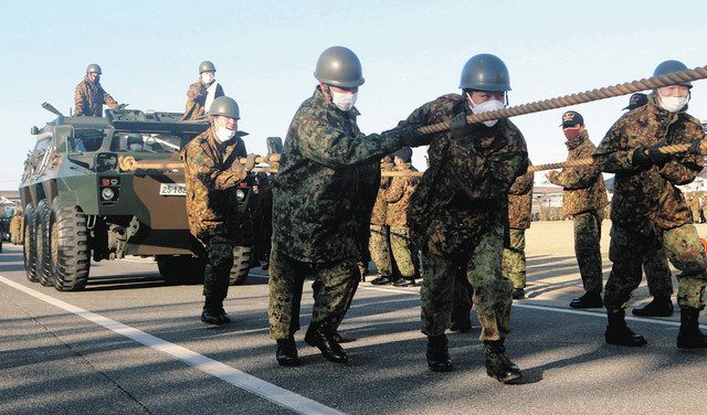 ２０歳の集いで車両綱引きに挑む 名古屋・守山駐屯地で陸自隊員：中日新聞Web