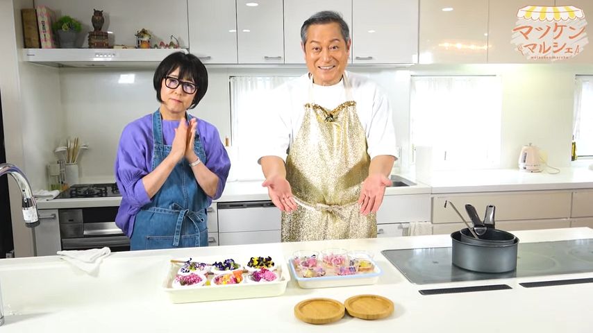 動画】松平健さんがお花をあしらった涼やかなイチジクゼリーづくり