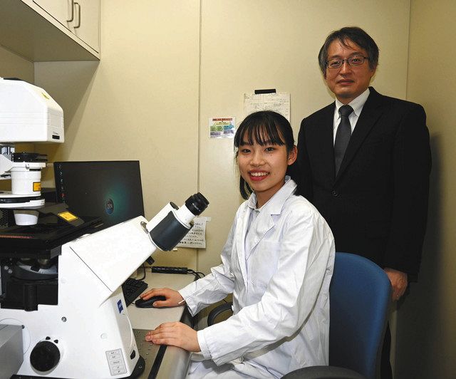 筆頭著者として論文を仕上げた榑松さん（左）と沢本さん＝名古屋市瑞穂区の名市大で 