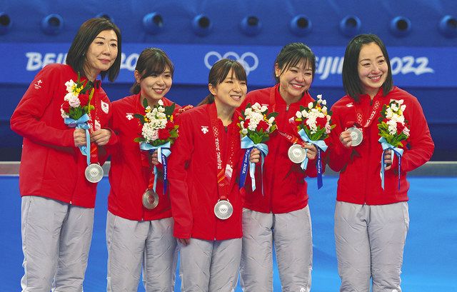 カーリング女子で銀メダルを獲得し、笑顔の日本。（右から）藤沢五月、吉田知那美、鈴木夕湖、吉田夕梨花、石崎琴美