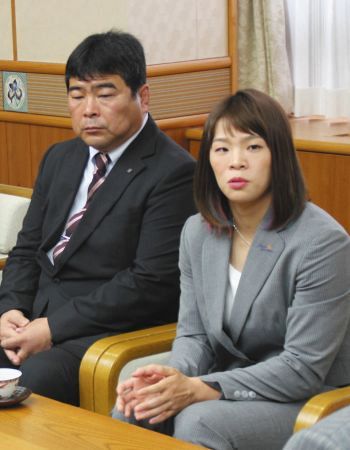 石川県スポーツ特別賞の贈呈式後、東京五輪への思いを語る川井梨紗子（右）。左は父孝人さん＝１１月２７日、石川県庁で