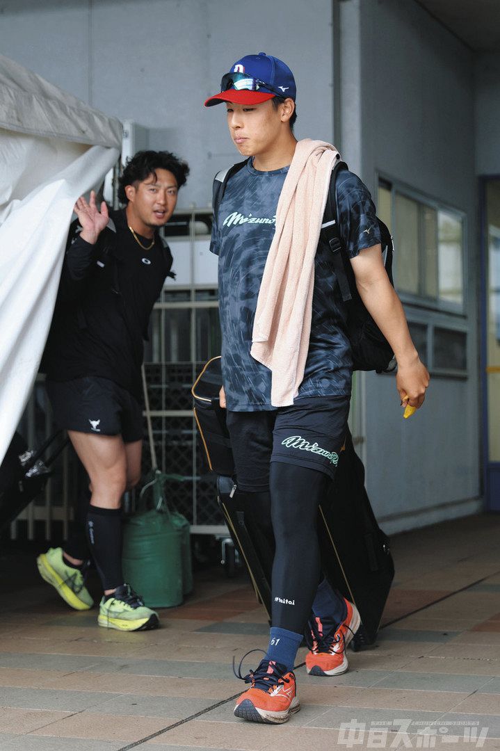 試合が中止となり、引き揚げる高橋幸（右）と梅野