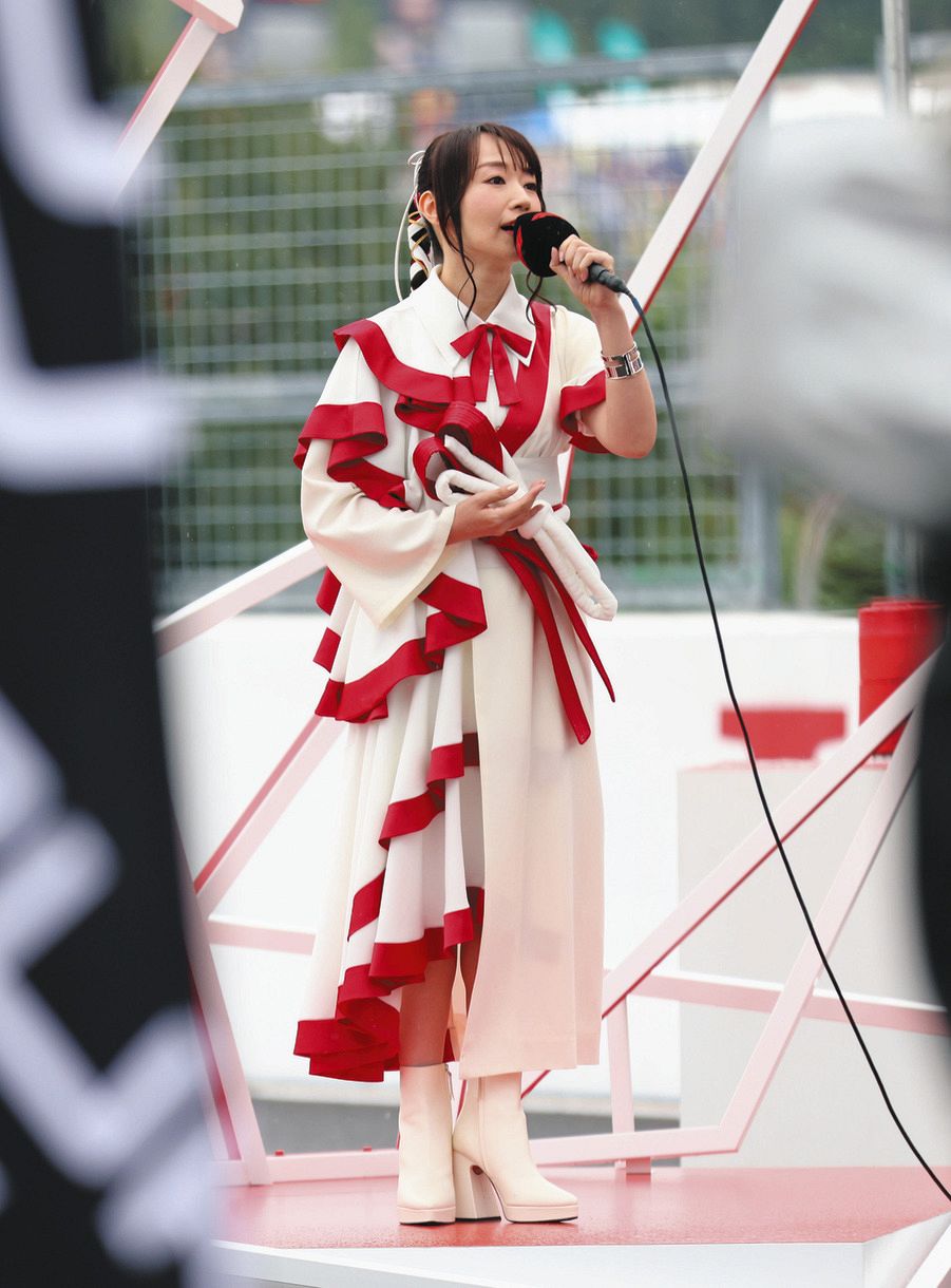 F1日本GP】水樹奈々、決勝前セレモニーで君が代熱唱 紅白衣装で日本イメージ：中日スポーツ・東京中日スポーツ