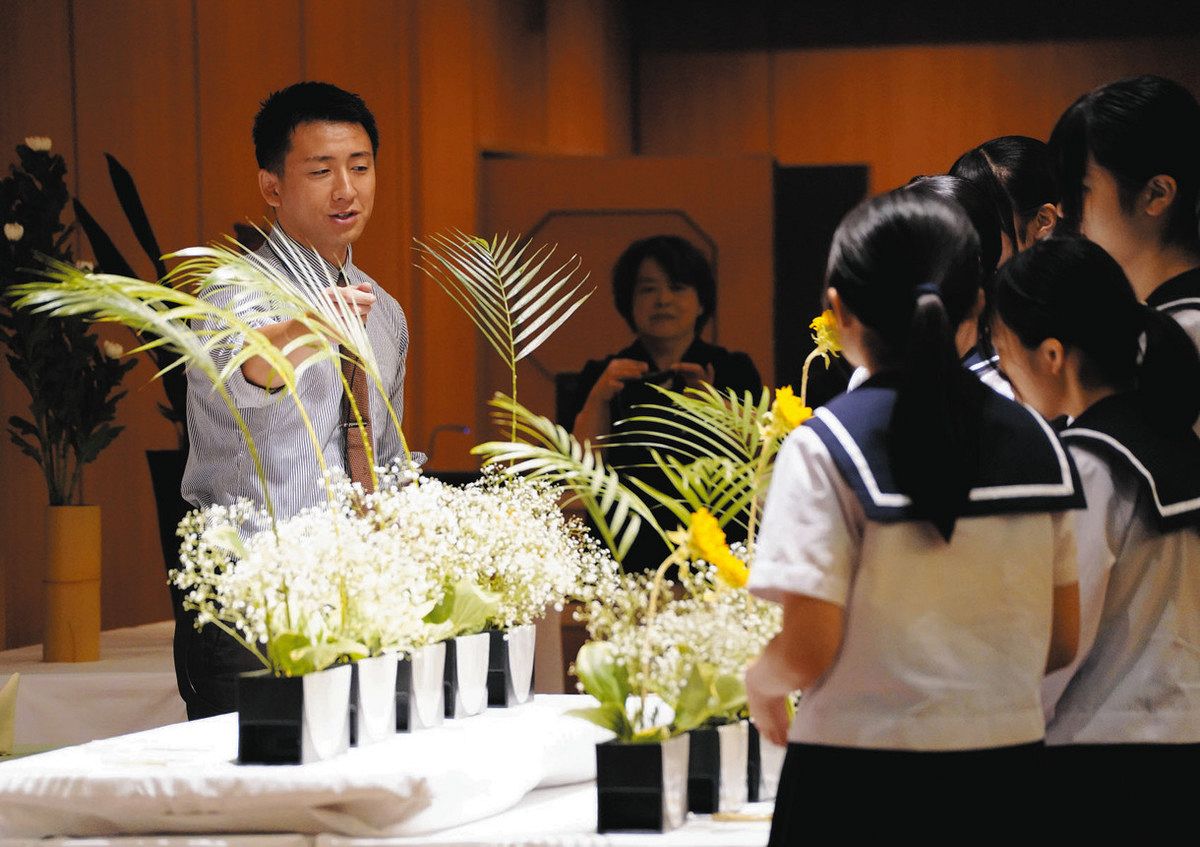 生け花の「守・破・離」を解説 華道家元「池坊」の巡回講座：中日新聞