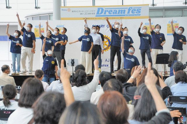 手話ダンスを披露する福井あじさいロータリークラブの会員たち＝福井市のハピテラスで 