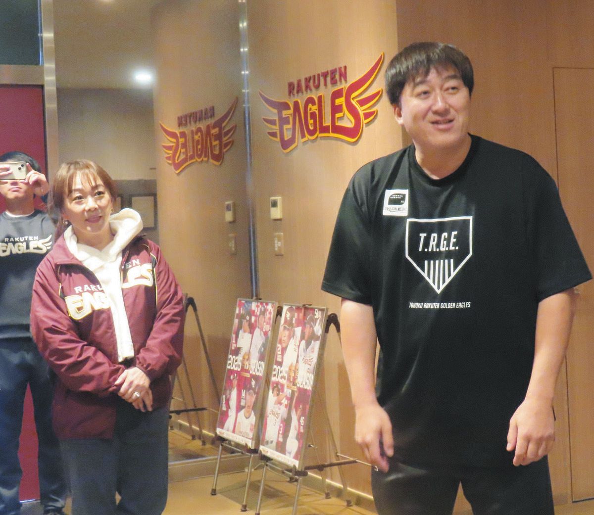楽天・石井一久GM、名店の高級うなぎ弁当を差し入れ「熱いうちに食べて