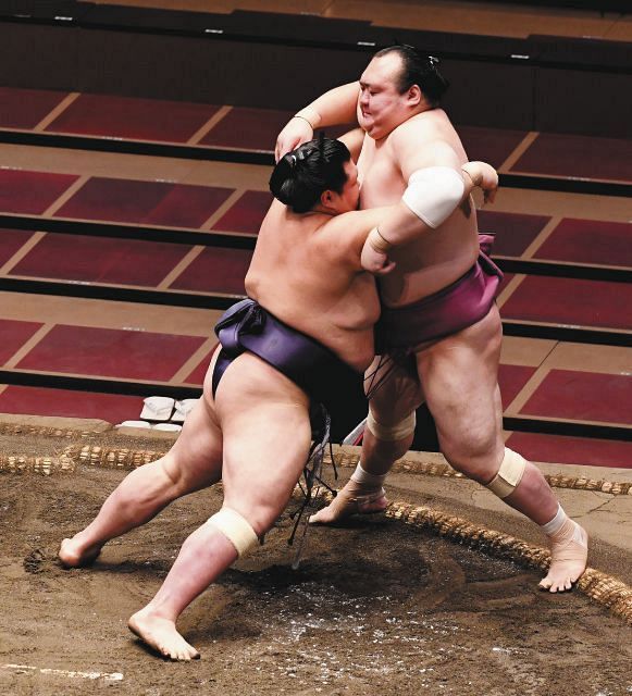 阿武咲2桁白星 優勝争い踏みとどまった 同郷の先輩 宝富士を寄り切る 中日スポーツ 東京中日スポーツ