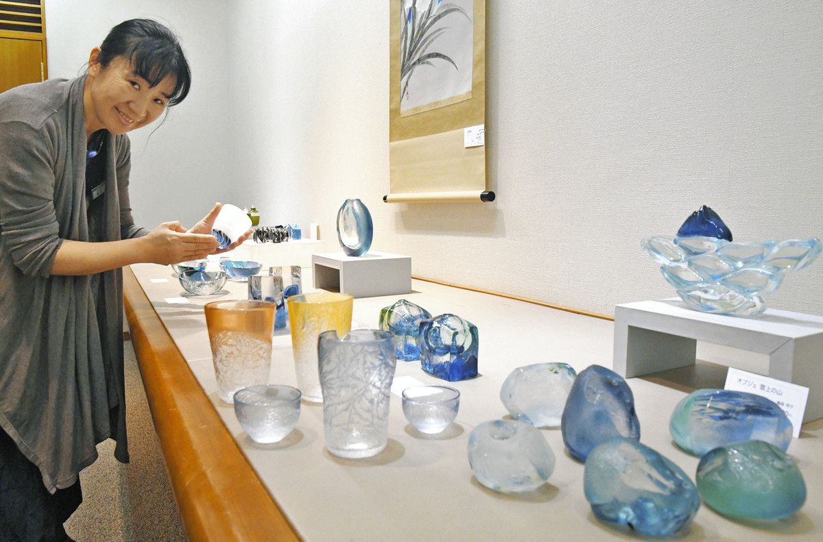 多様な表情 きらり輝く 大和香林坊 富山のガラス作家展：北陸中日新聞Web